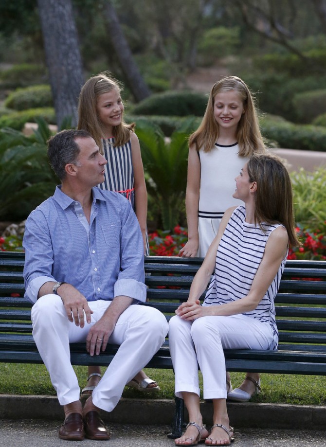 Marca vestido Leonor y Sofia, Posado real Marivent, Moda Infantil, La casita de Martina, Blog de Moda Infantil  Marca vestido Leonor y Sofia, Posado real Marivent, Moda Infantil, La casita de Martina, Blog de Moda Infantil