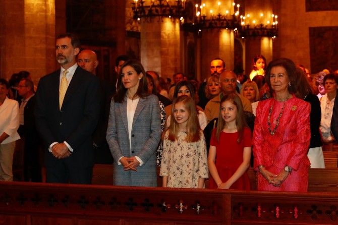 Marca de los vestidos de Leonor y Sofia, Reina Letizia, Blog de Moda Infantil, Misa de Pascua, La casita de Martina Marca de los vestidos de Leonor y Sofia, Reina Letizia, Blog de Moda Infantil, Misa de Pascua, La casita de Martina